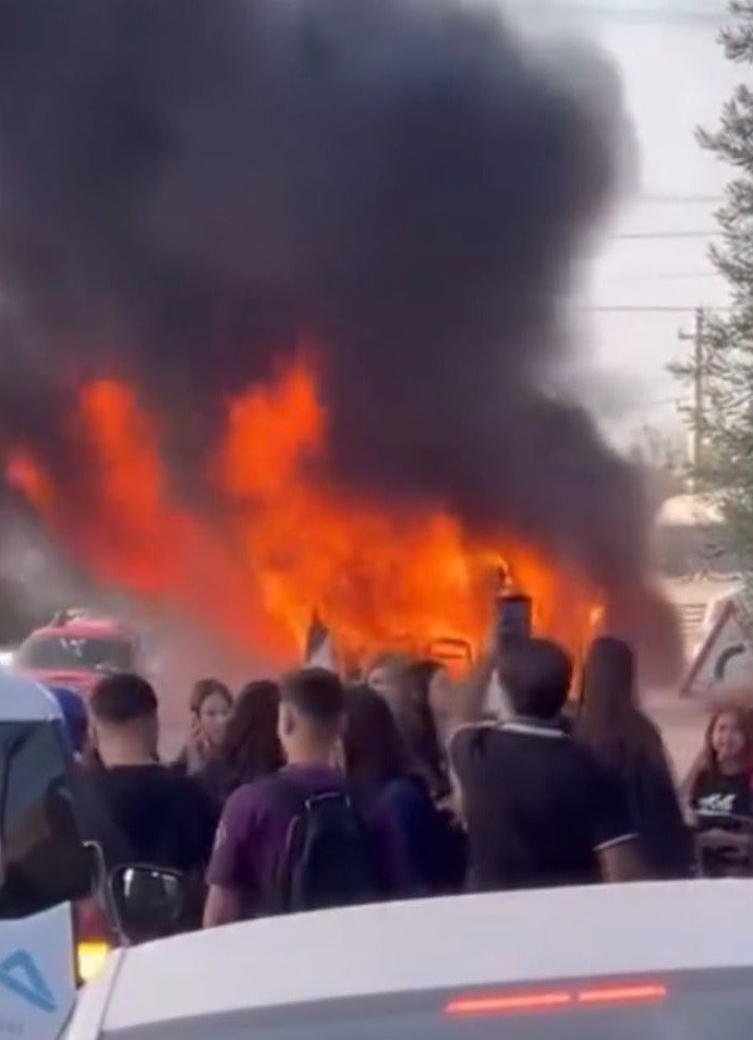 Sürücü Yolcuları Tahliye Etti, Minibüs Alev Alev Yandı