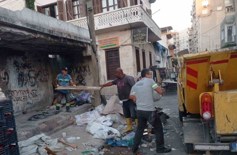 Akdeniz Belediyesi 4 Mahalleden 20 Kamyon Atık Topladı