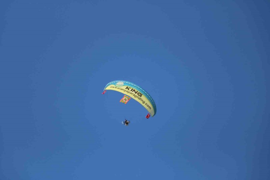 Dünya Üçüncülüğü Kupası İle Alanyaspor Tesislerine Paraşütle İndi, Kupa’yı Başkan Çavuşoğlu’na Takdim Etti