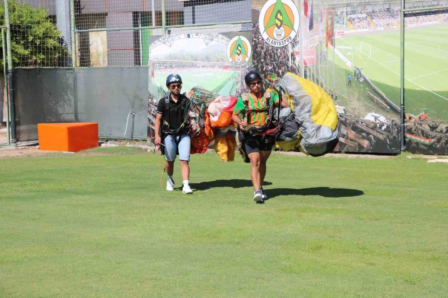 Dünya Üçüncülüğü Kupası İle Alanyaspor Tesislerine Paraşütle İndi, Kupa’yı Başkan Çavuşoğlu’na Takdim Etti
