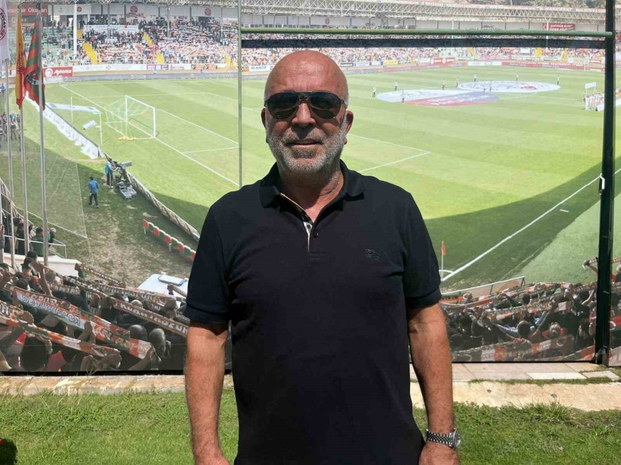 Dünya Üçüncülüğü Kupası İle Alanyaspor Tesislerine Paraşütle İndi, Kupa’yı Başkan Çavuşoğlu’na Takdim Etti