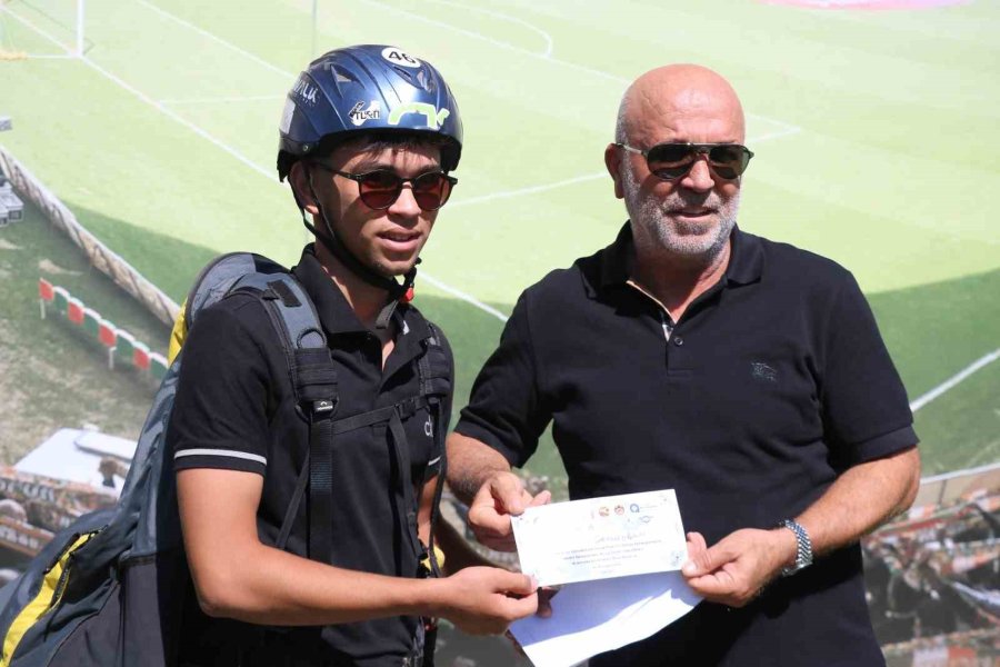 Dünya Üçüncülüğü Kupası İle Alanyaspor Tesislerine Paraşütle İndi, Kupa’yı Başkan Çavuşoğlu’na Takdim Etti