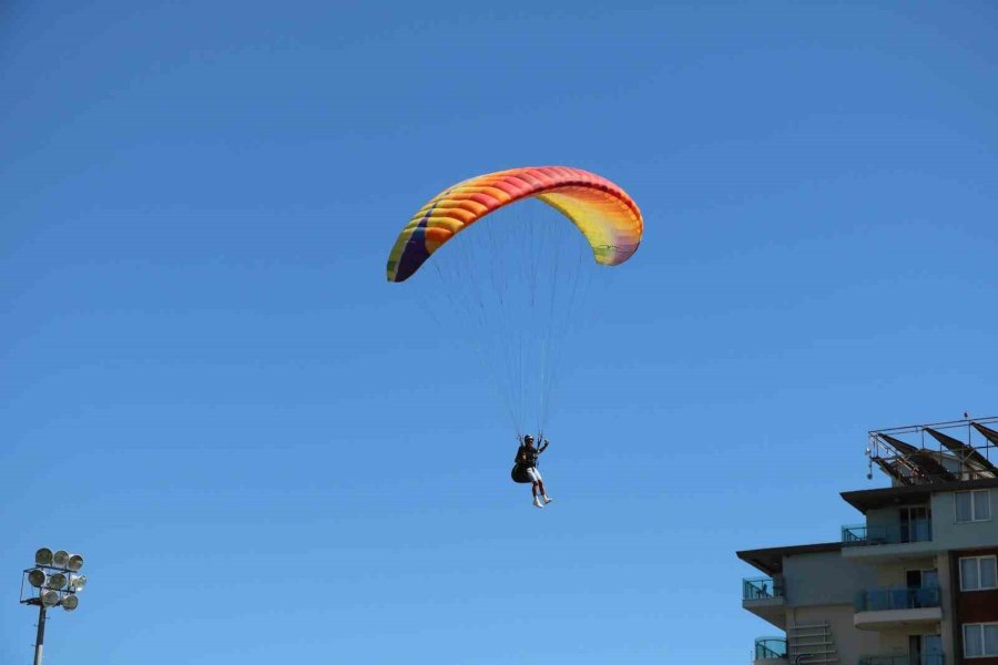 Dünya Üçüncülüğü Kupası İle Alanyaspor Tesislerine Paraşütle İndi, Kupa’yı Başkan Çavuşoğlu’na Takdim Etti