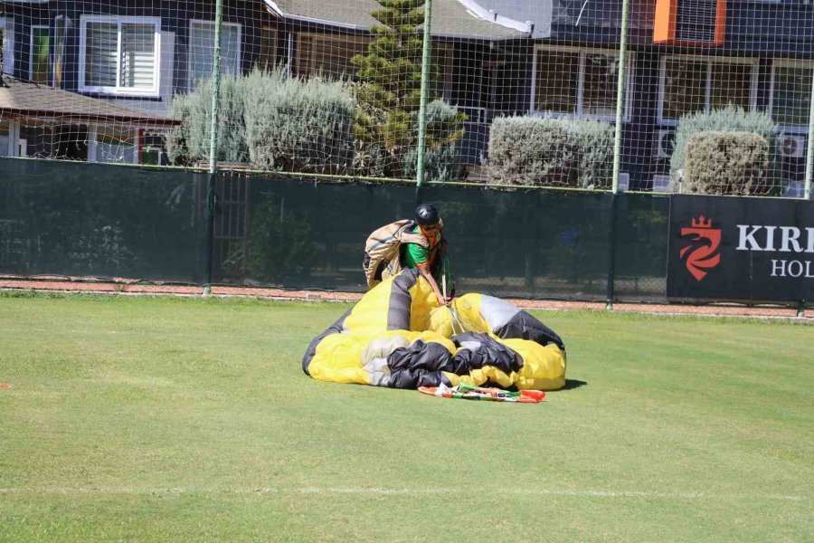 Dünya Üçüncülüğü Kupası İle Alanyaspor Tesislerine Paraşütle İndi, Kupa’yı Başkan Çavuşoğlu’na Takdim Etti