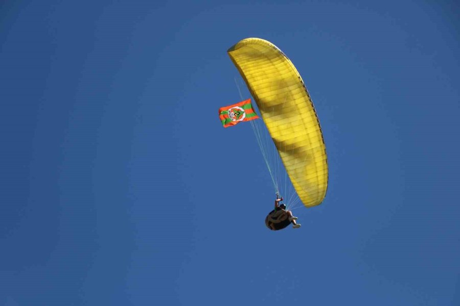 Dünya Üçüncülüğü Kupası İle Alanyaspor Tesislerine Paraşütle İndi, Kupa’yı Başkan Çavuşoğlu’na Takdim Etti