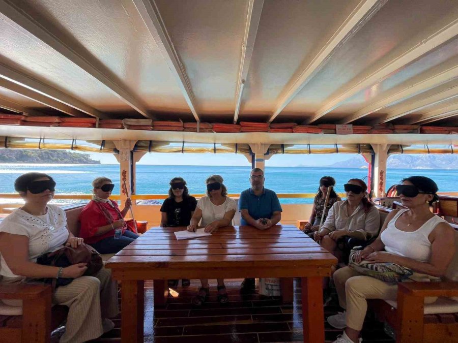 "kitaplar Konuşuyor" Projesi Gönüllülerle Denize Açıldı