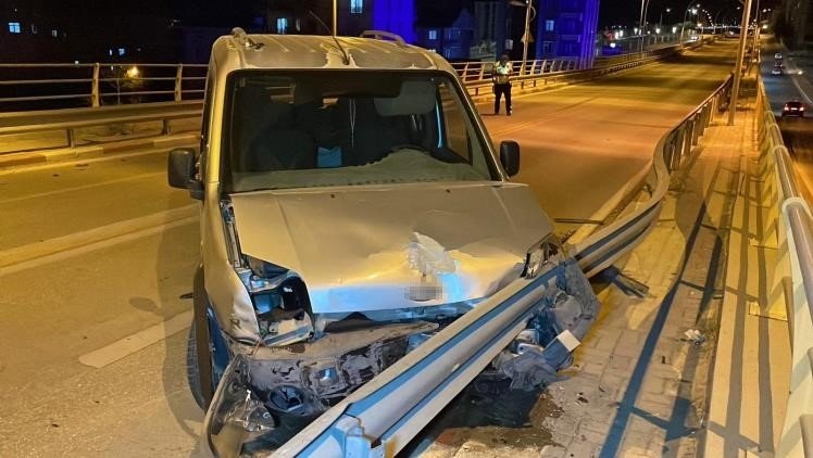 Üst Geçitte Otomobil İle Hafif Ticari Araç Çarpıştı: 1 Yaralı