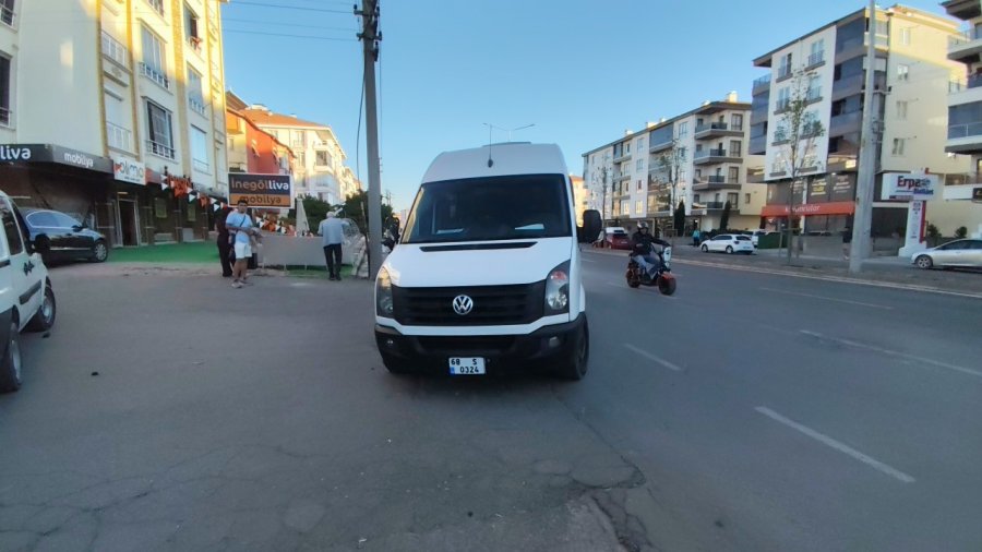 Servis Minibüsü İle Motosiklet Çarpıştı: 1 Ağır Yaralı