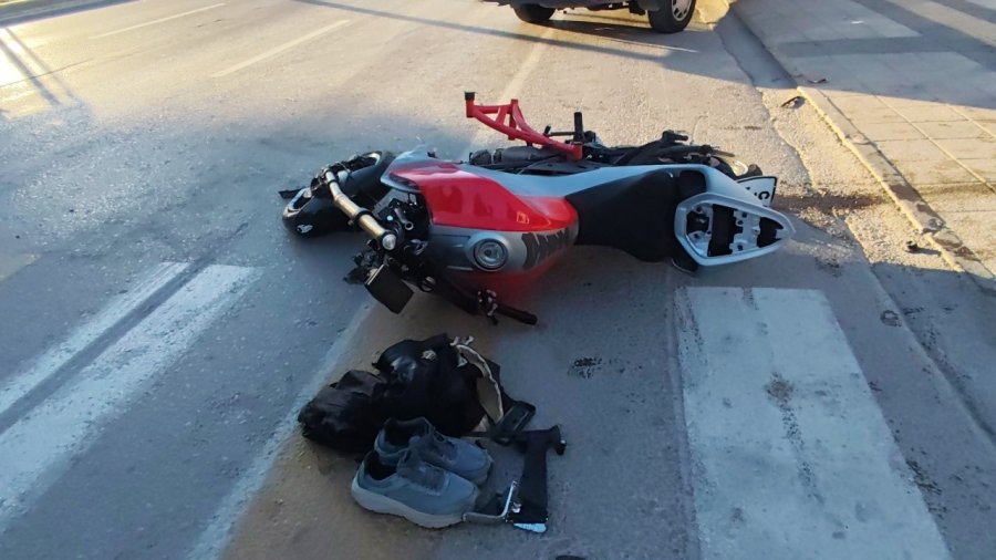 Servis Minibüsü İle Motosiklet Çarpıştı: 1 Ağır Yaralı