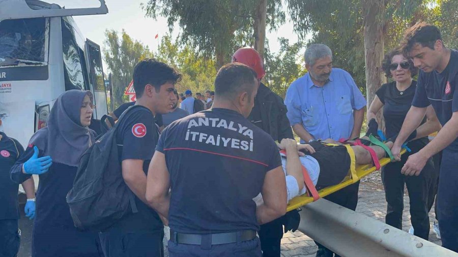 Alanya’da Midibüslerin Çarpıştığı Kazada 15 Yaralıdan 2’sinin Durumu Ciddiyetini Koruyor