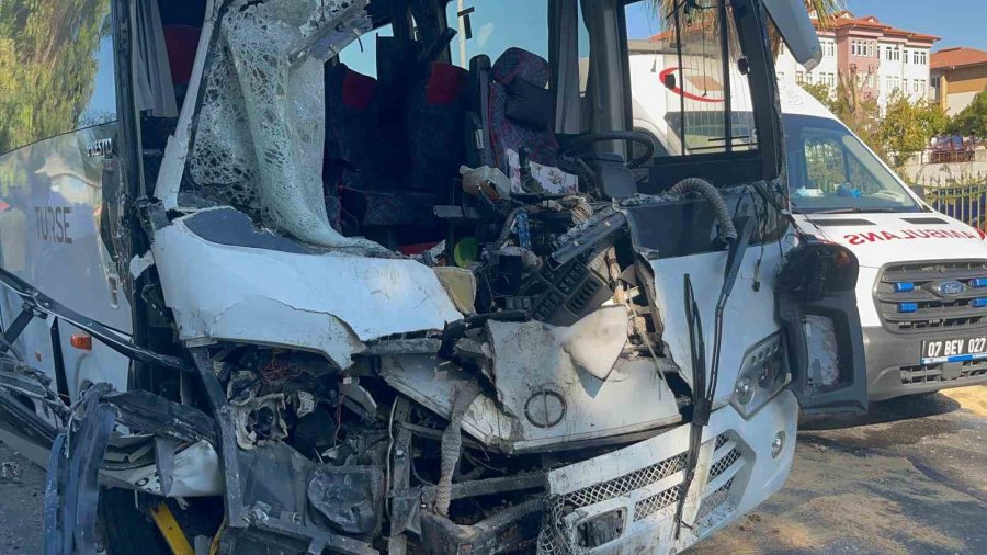 Alanya’da Midibüslerin Çarpıştığı Kazada 15 Yaralıdan 2’sinin Durumu Ciddiyetini Koruyor