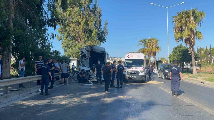 Alanya’da Midibüslerin Çarpıştığı Kazada 15 Yaralıdan 2’sinin Durumu Ciddiyetini Koruyor