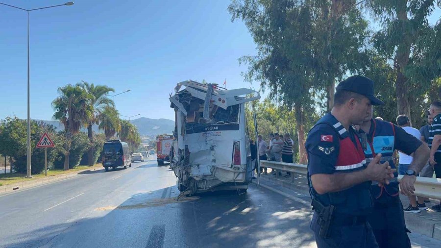 Alanya’da Midibüslerin Çarpıştığı Kazada 15 Yaralıdan 2’sinin Durumu Ciddiyetini Koruyor