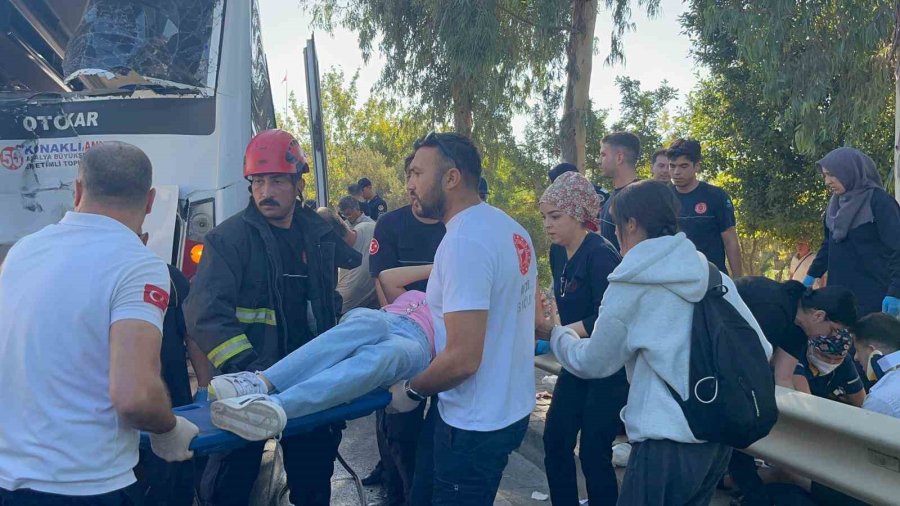 Alanya’da Midibüslerin Çarpıştığı Kazada 15 Yaralıdan 2’sinin Durumu Ciddiyetini Koruyor
