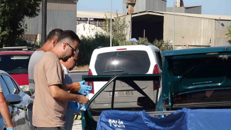 Antalya’da Park Halindeki Otomobilin Arka Koltuğunda Ölü Bulundu