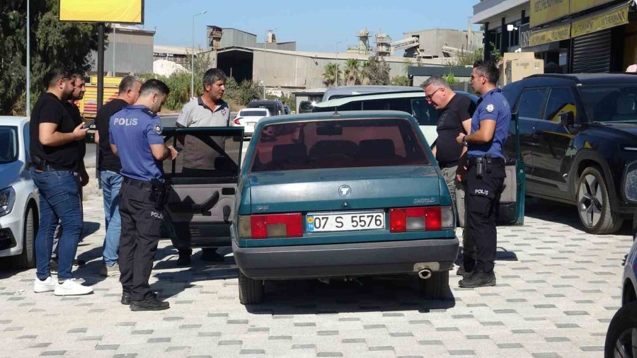 Antalya’da Park Halindeki Otomobilin Arka Koltuğunda Ölü Bulundu