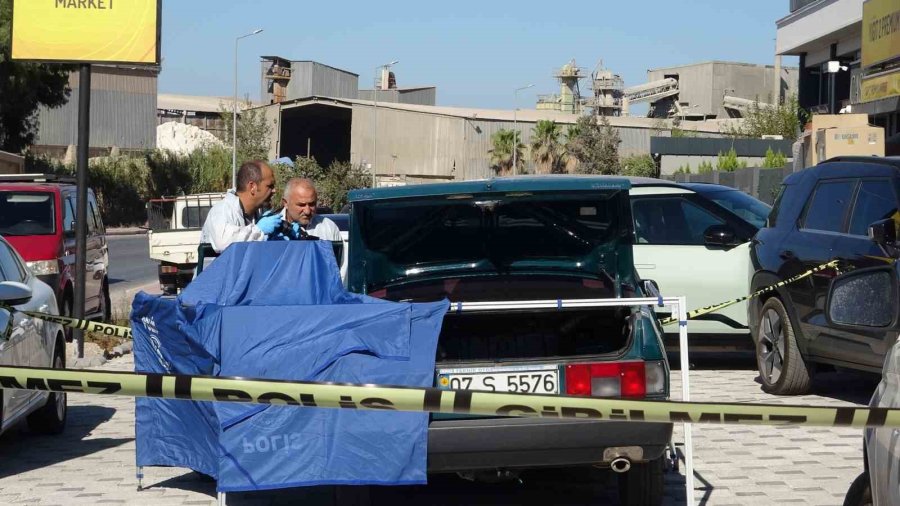 Antalya’da Park Halindeki Otomobilin Arka Koltuğunda Ölü Bulundu