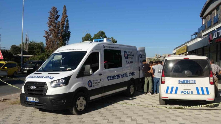 Antalya’da Park Halindeki Otomobilin Arka Koltuğunda Ölü Bulundu