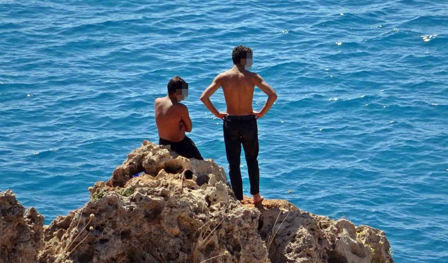 Falezlerden Tehlikeli Atlayış Keyfine, Polisin ‘atlarsan Karakola Götürürüm’ Sözü Engel Oldu