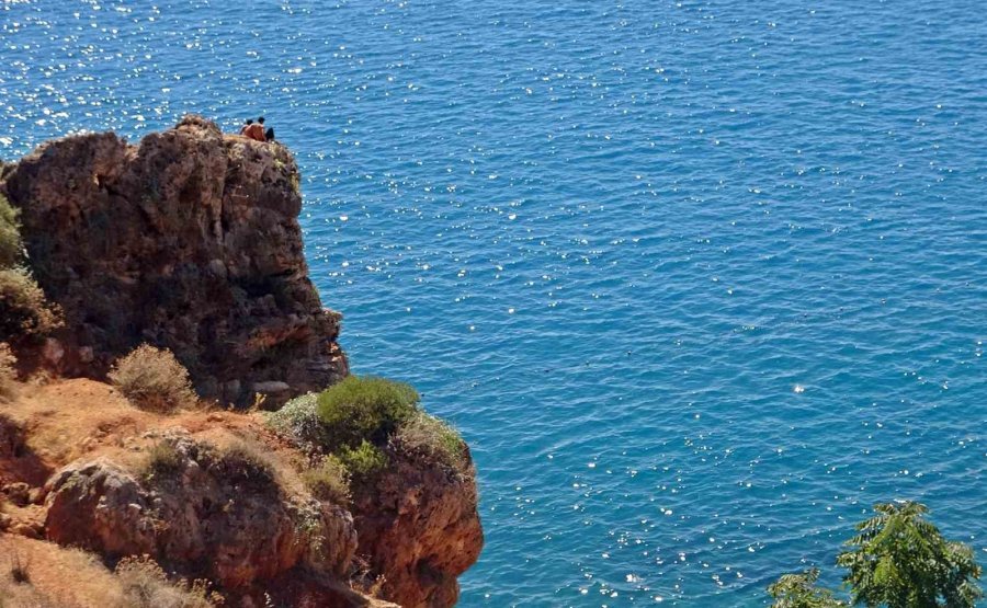 Falezlerden Tehlikeli Atlayış Keyfine, Polisin ‘atlarsan Karakola Götürürüm’ Sözü Engel Oldu