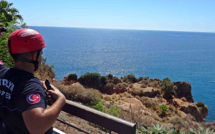 Falezlerden Tehlikeli Atlayış Keyfine, Polisin ‘atlarsan Karakola Götürürüm’ Sözü Engel Oldu