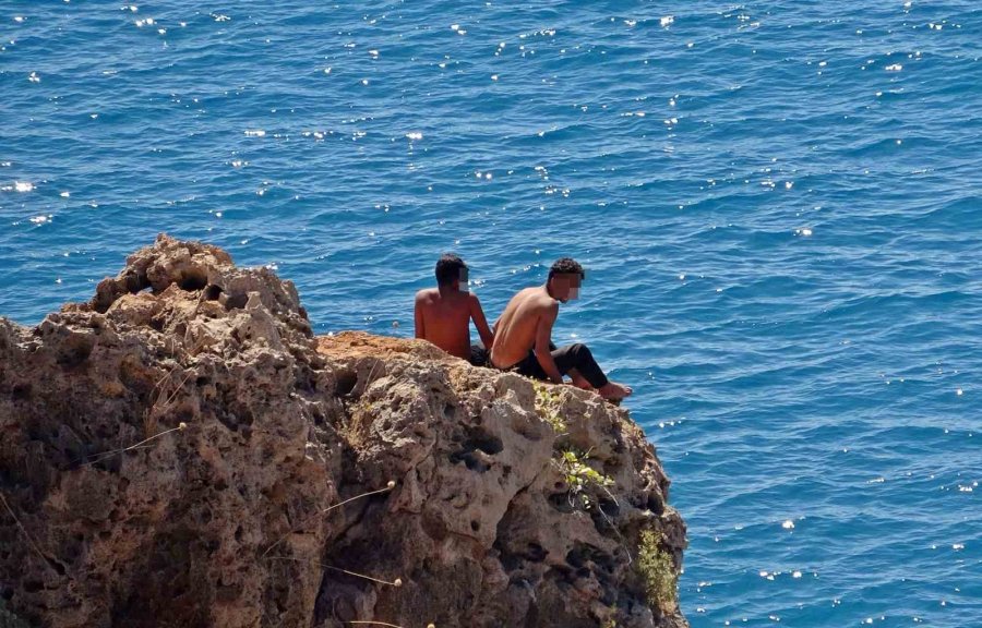 Falezlerden Tehlikeli Atlayış Keyfine, Polisin ‘atlarsan Karakola Götürürüm’ Sözü Engel Oldu