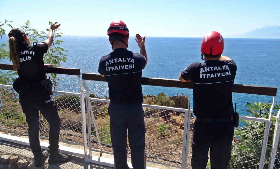 Falezlerden Tehlikeli Atlayış Keyfine, Polisin ‘atlarsan Karakola Götürürüm’ Sözü Engel Oldu