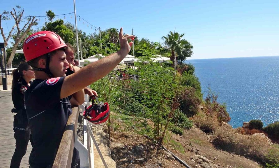 Falezlerden Tehlikeli Atlayış Keyfine, Polisin ‘atlarsan Karakola Götürürüm’ Sözü Engel Oldu