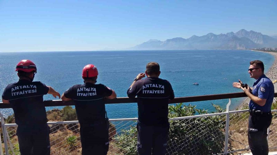 Falezlerden Tehlikeli Atlayış Keyfine, Polisin ‘atlarsan Karakola Götürürüm’ Sözü Engel Oldu