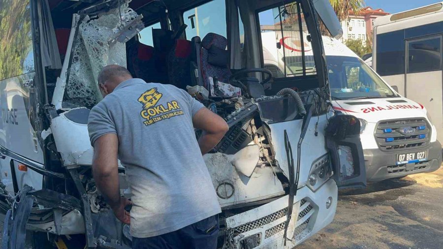 Alanya’da Tur Otobüsüyle Yolcu Midibüsü Çarpıştı: 2’si Ağır 15 Yaralı