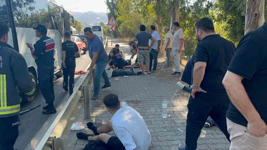 Alanya’da Tur Otobüsüyle Yolcu Midibüsü Çarpıştı: 2’si Ağır 15 Yaralı