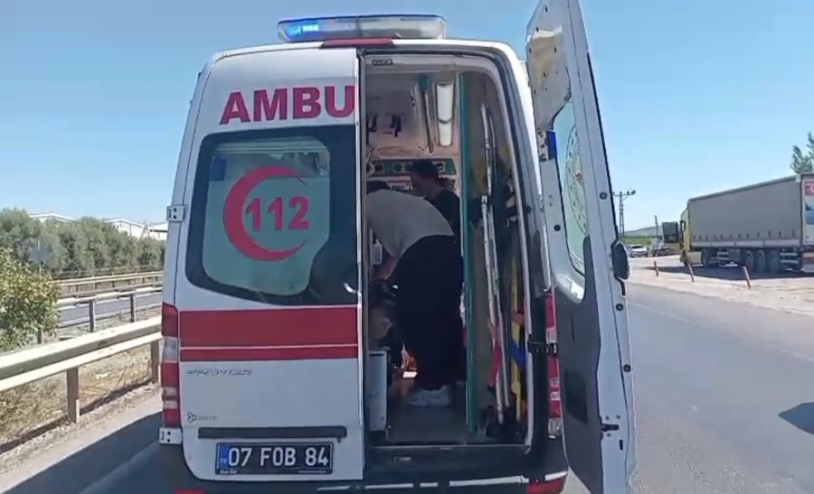 Manavgat’ta Motosiklet İle Otomobil Çarpıştı: 2 Yaralı