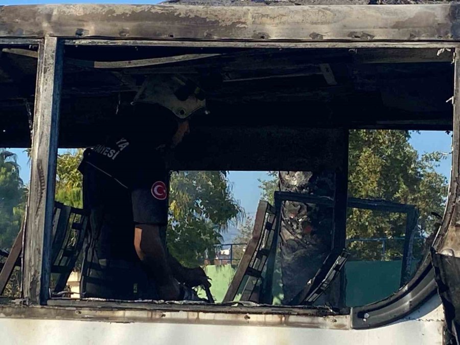 Antalya’da Park Halindeki Midibüs Alev Alev Yandı