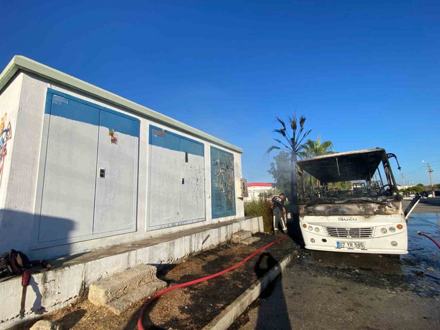 Antalya’da Park Halindeki Midibüs Alev Alev Yandı