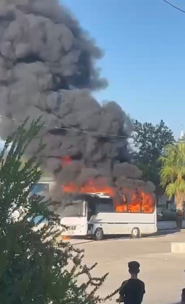 Antalya’da Park Halindeki Midibüs Alev Alev Yandı