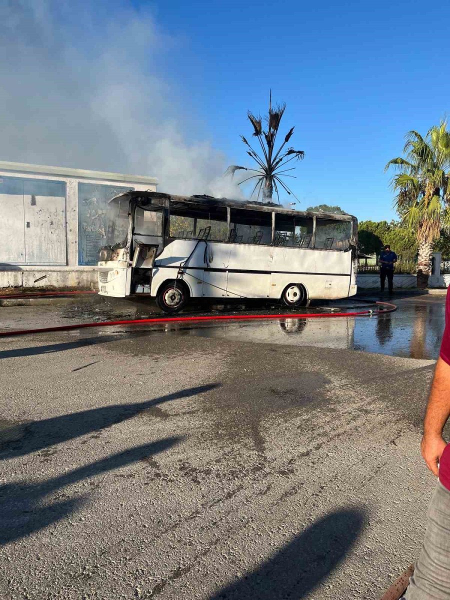 Antalya’da Park Halindeki Midibüs Alev Alev Yandı