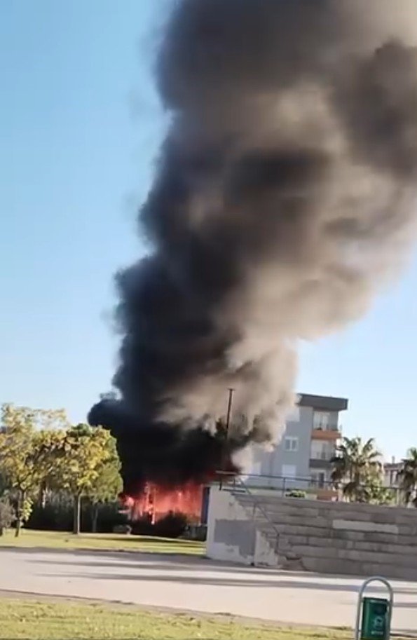 Antalya’da Park Halindeki Midibüs Alev Alev Yandı