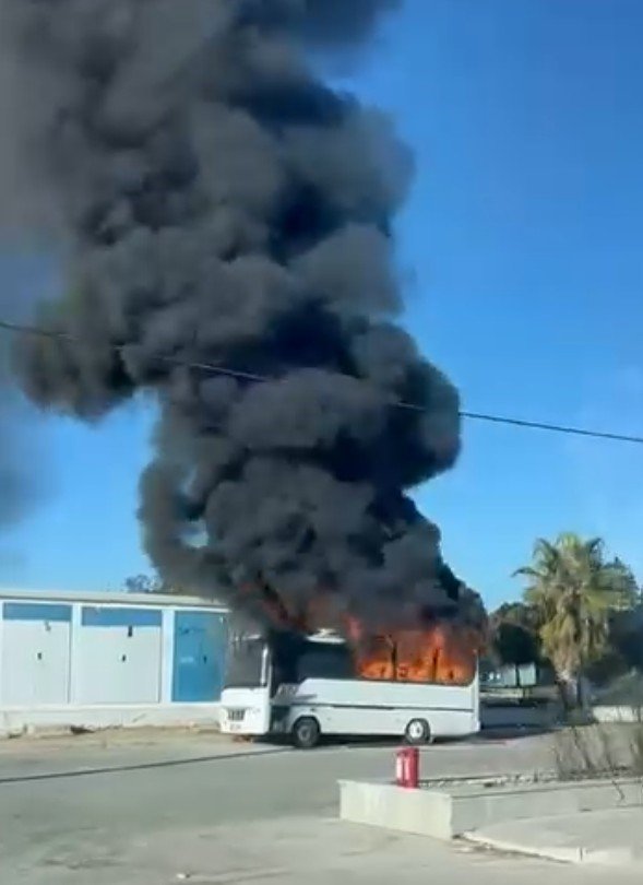 Antalya’da Park Halindeki Midibüs Alev Alev Yandı