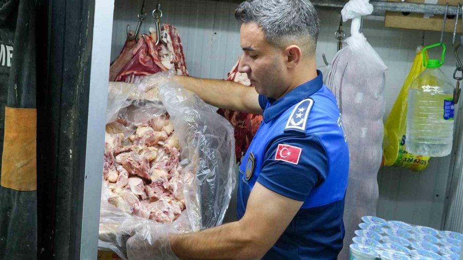 Tarsus’ta Zabıta Denetiminde Sağlıksız Ürünler İmha Edildi