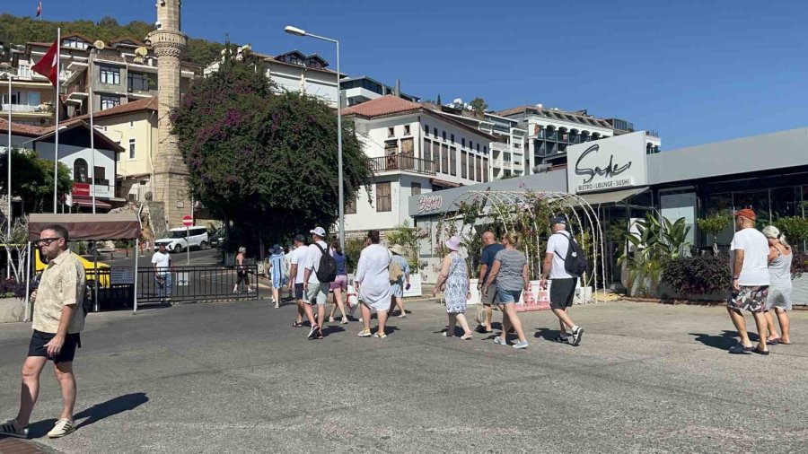 Kruvaziyer Gemisi Bin 769 Yolcu 733 Mürettebatlı Alanya’ya Demirledi