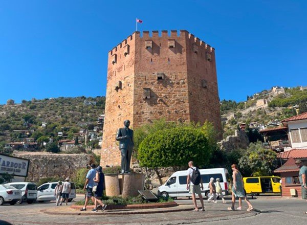 Kruvaziyer Gemisi Bin 769 Yolcu 733 Mürettebatlı Alanya’ya Demirledi