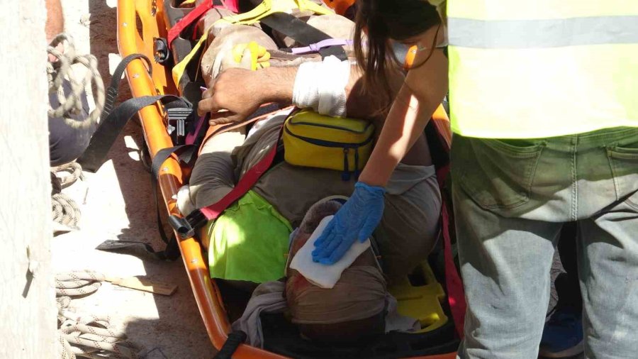 İnşaattan Düşüp Koluna Demir Saplanan İşçiye Kurtarma Operasyonu