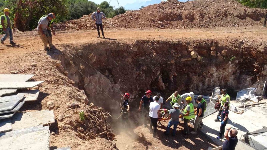 İnşaattan Düşüp Koluna Demir Saplanan İşçiye Kurtarma Operasyonu