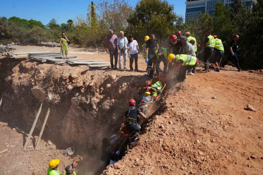 İnşaattan Düşüp Koluna Demir Saplanan İşçiye Kurtarma Operasyonu