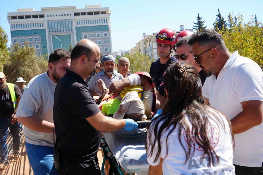 İnşaattan Düşüp Koluna Demir Saplanan İşçiye Kurtarma Operasyonu