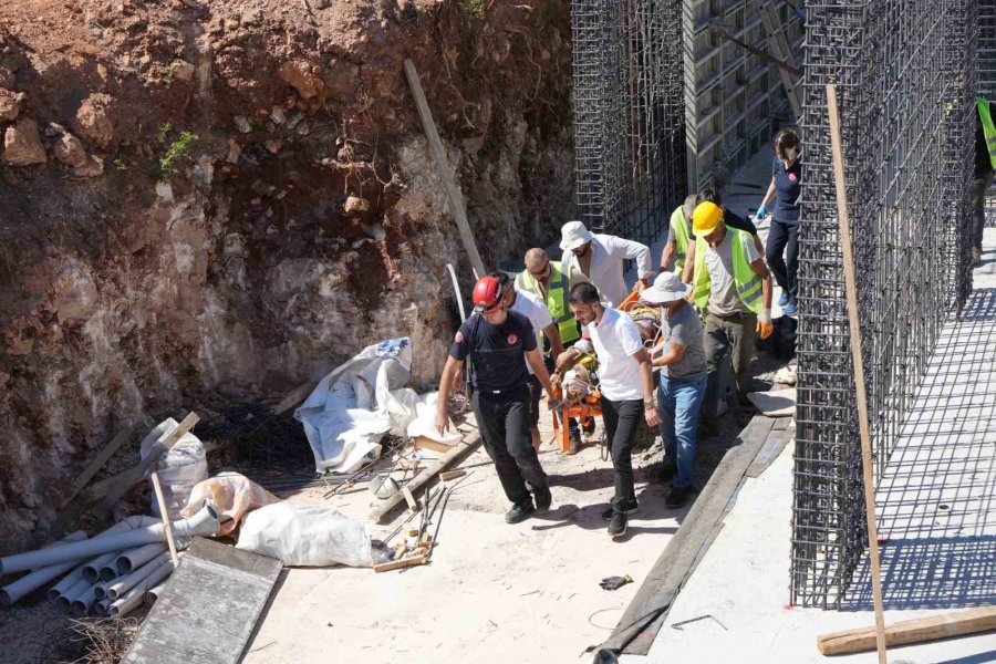 İnşaattan Düşüp Koluna Demir Saplanan İşçiye Kurtarma Operasyonu