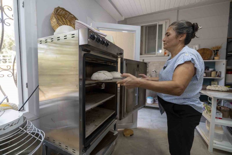 Kadın Girişimci, Mutfağında Başladığı Ekşi Maya Ekmek Yolculuğunu Atölyeye Taşıdı