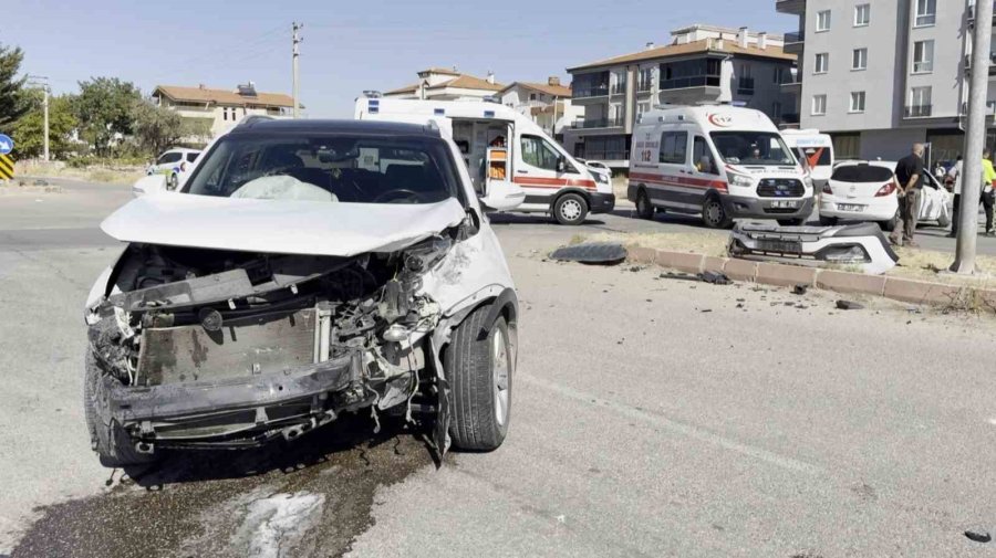 Aksaray’da İki Otomobil Çarpıştı: 2 Yaralı