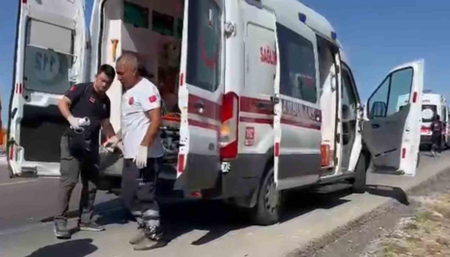 Tıra Arkadan Çarpan Otomobil Hurdaya Döndü: 2 Yaralı