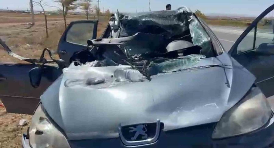 Tıra Arkadan Çarpan Otomobil Hurdaya Döndü: 2 Yaralı